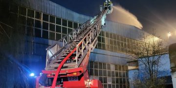 Ogromny pożar w dużym zakładzie. W akcji słupeccy strażacy