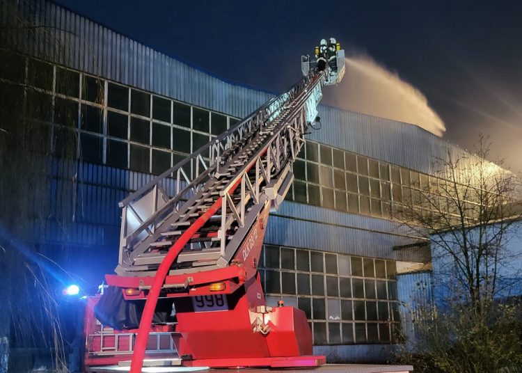Ogromny pożar w dużym zakładzie. W akcji słupeccy strażacy