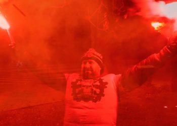 Cześć i chwała bohaterom! Kibice Lecha oddali hołd Powstańcom FILM