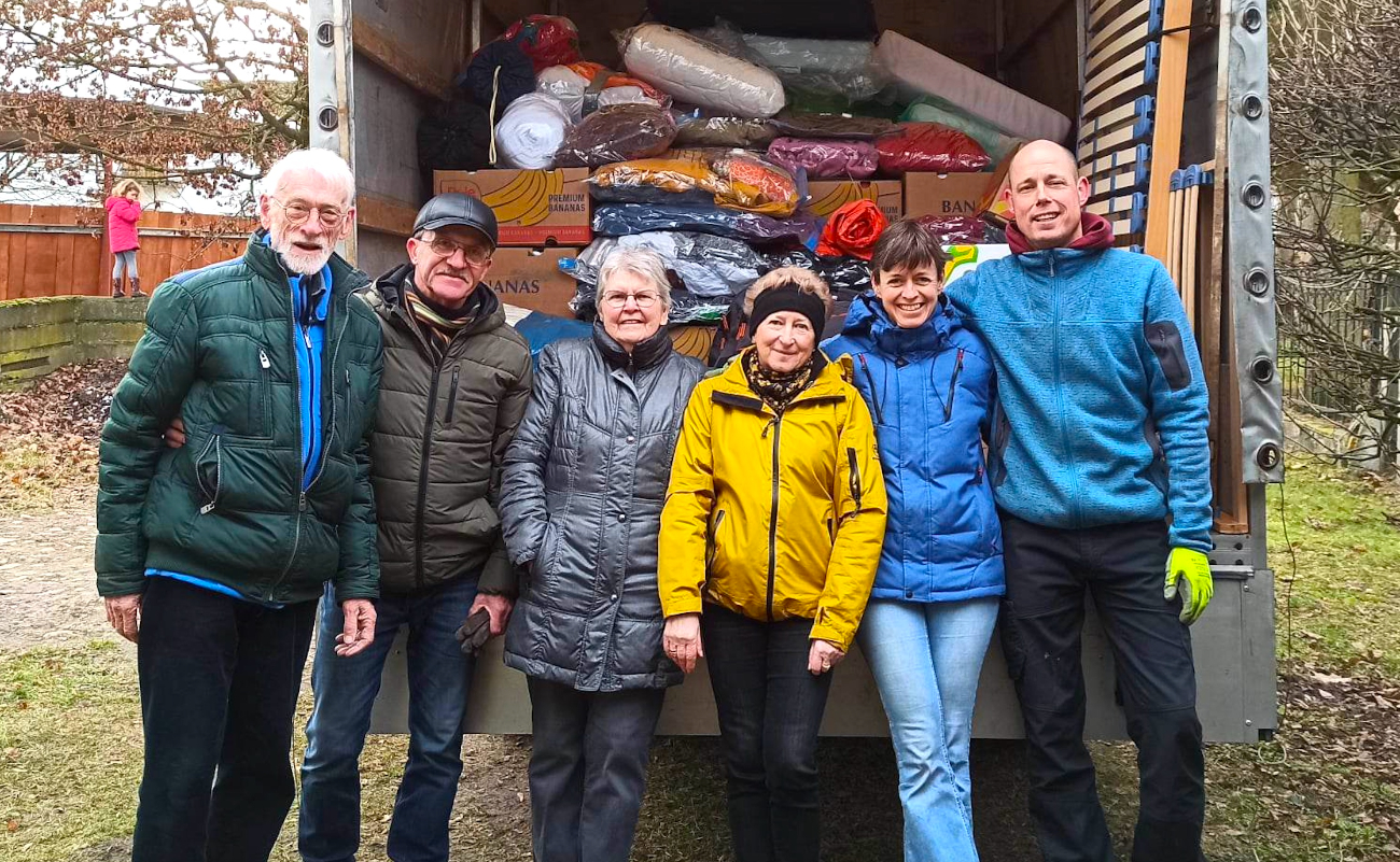 Przywieźli całą przyczepę darów