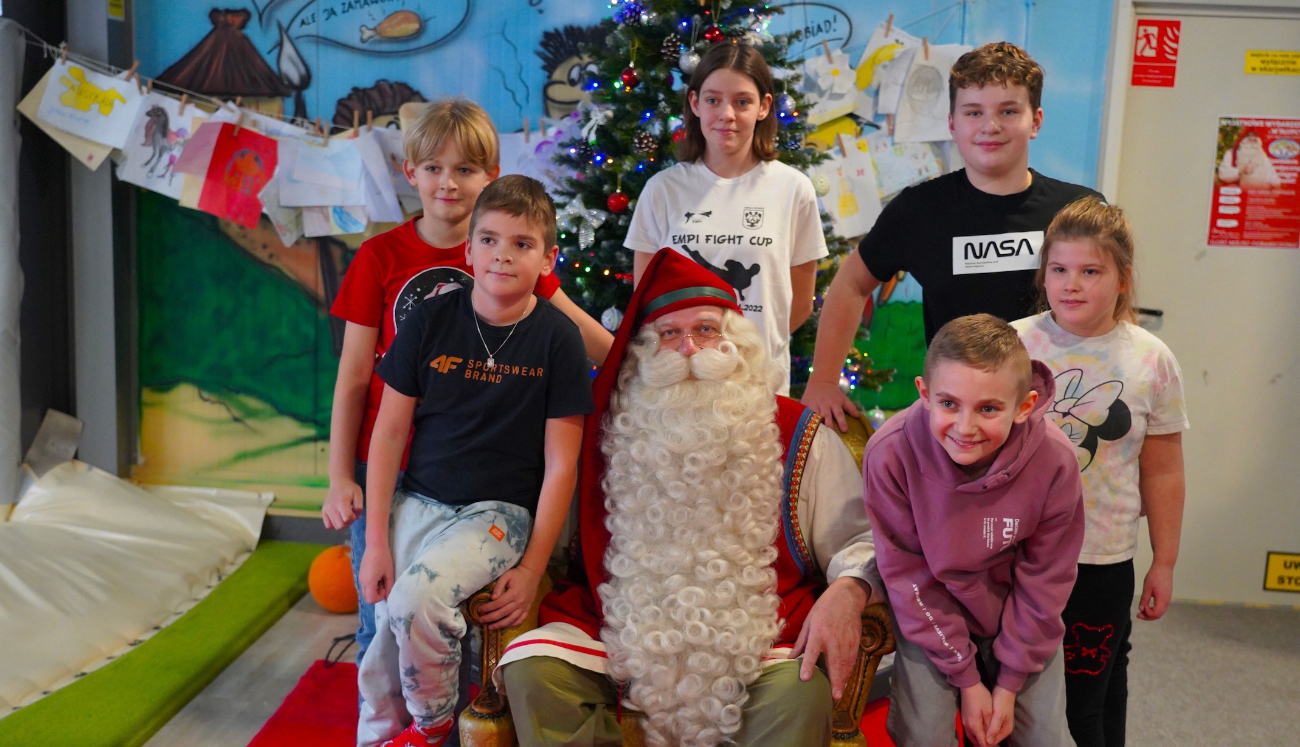 To nie żart. Prawdziwy Mikołaj gości dziś w Słupcy. Przyjechał prosto z Laponii