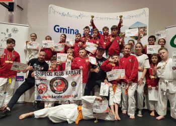 Kolejny worek medali słupeckich karateków