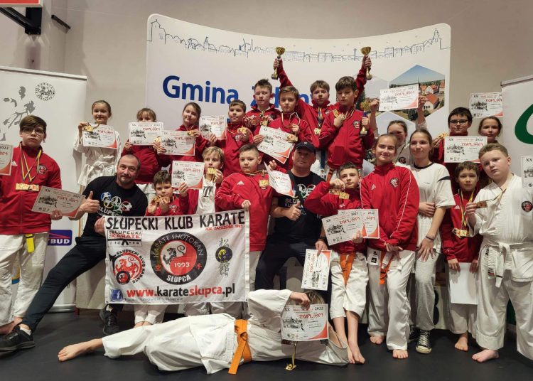 Kolejny worek medali słupeckich karateków