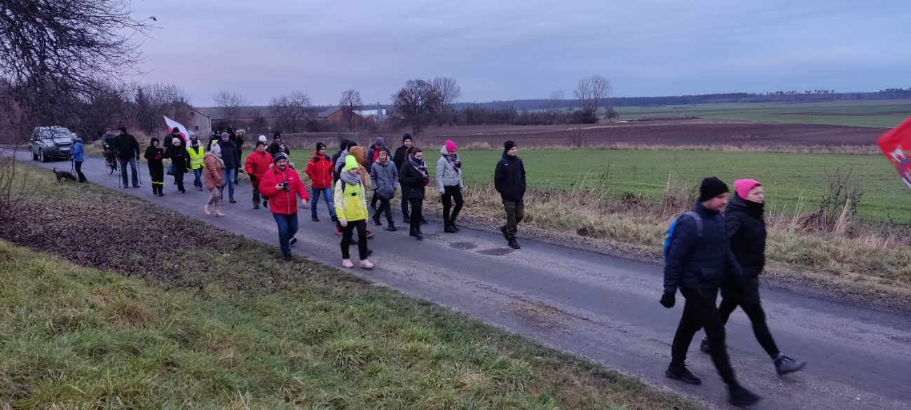 Przeszli 14 kilometrów, by oddać hołd bohaterom