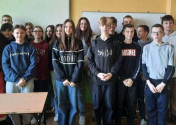 Spotkanie z ratownikiem medycznym w szkole w Drążnej