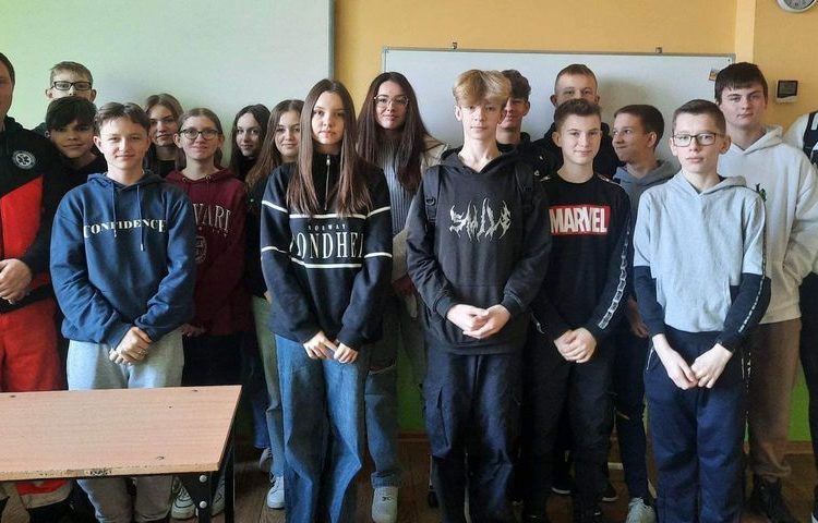 Spotkanie z ratownikiem medycznym w szkole w Drążnej