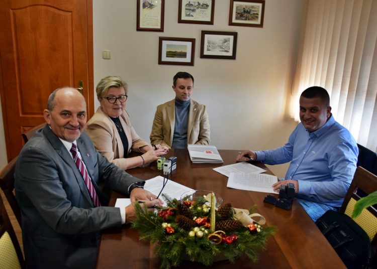 Podpisali umowę na budowę sali wiejskiej