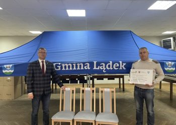 Krzesła i namiot dla Woli