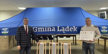 Krzesła i namiot dla Woli