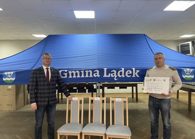 Krzesła i namiot dla Woli