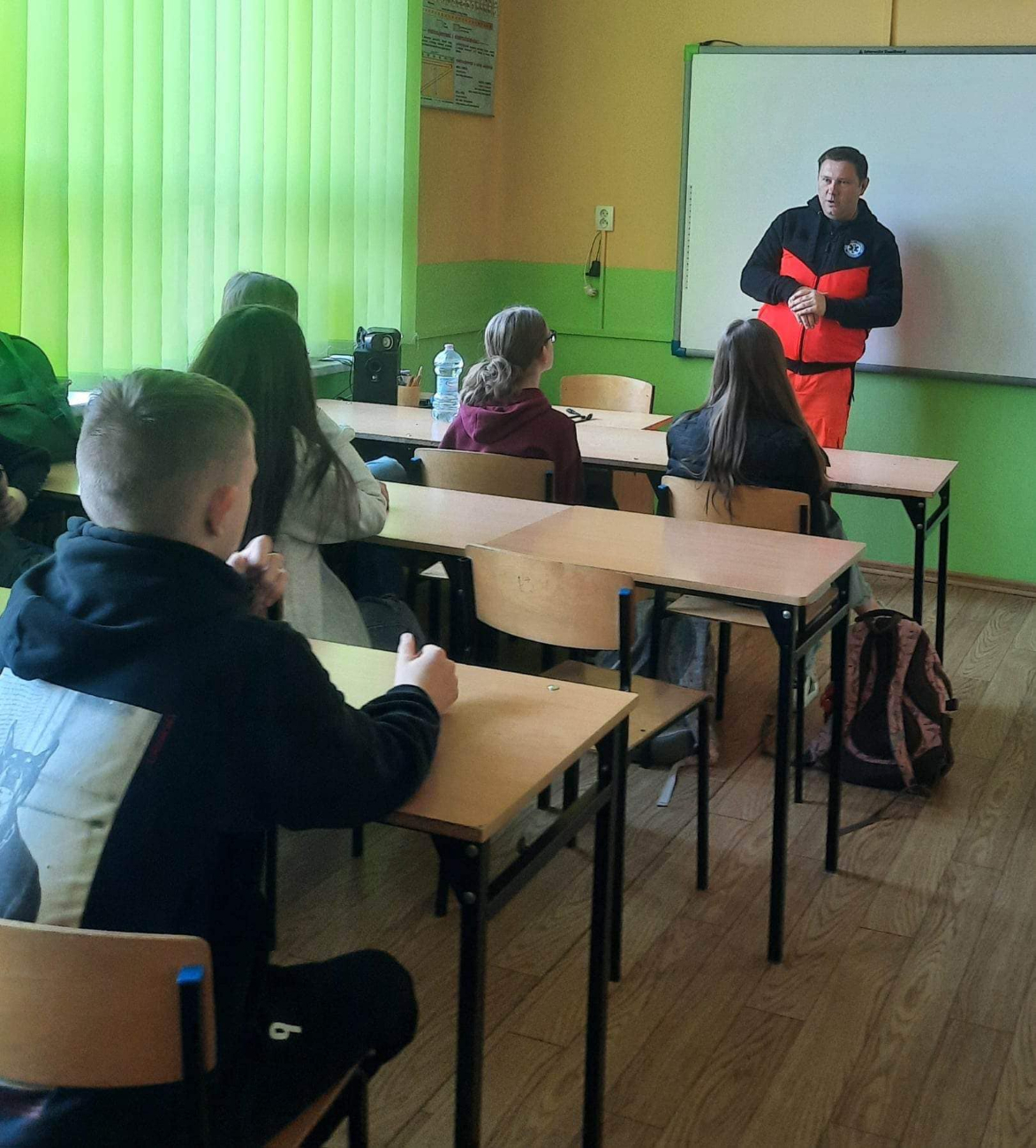Spotkanie z ratownikiem medycznym w szkole w Drążnej