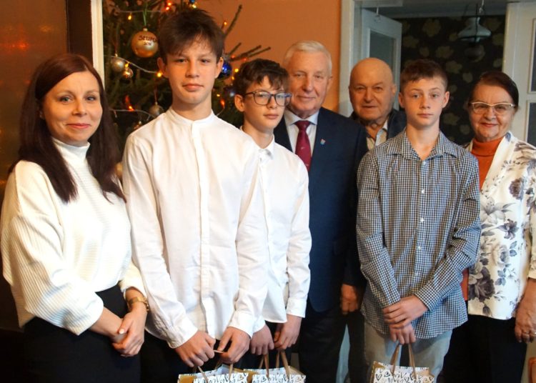 Starosta odwiedził trojaczki