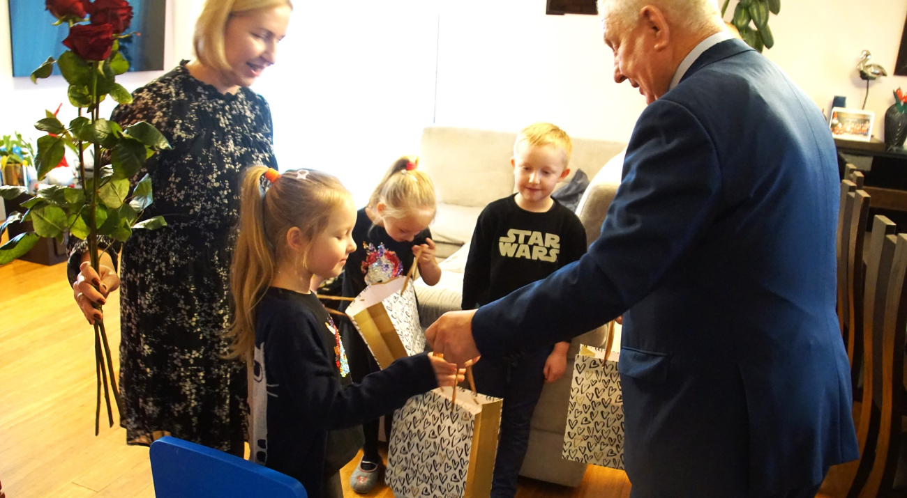 Starosta odwiedził trojaczki