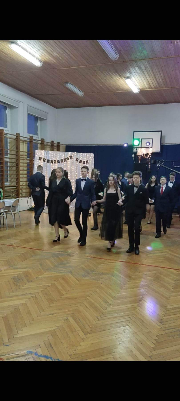 Bal klasy ósmej w Cieninie Kościelnym