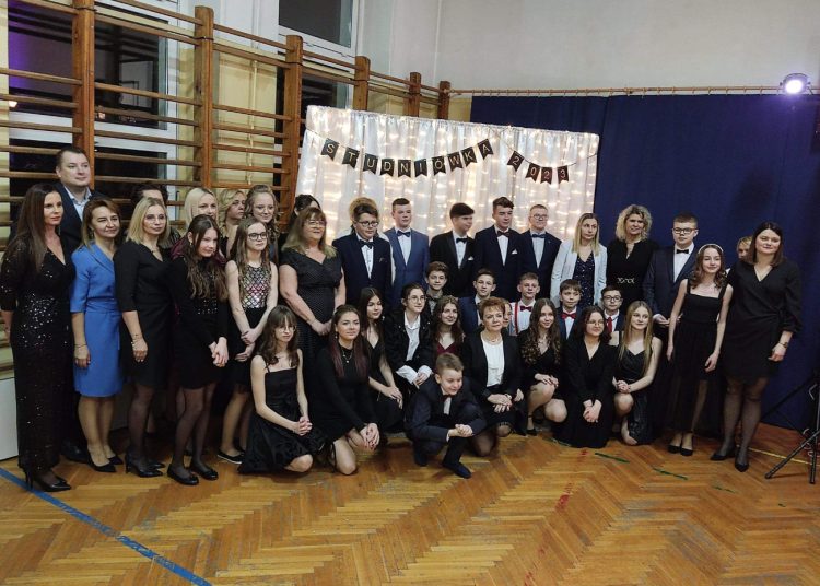 Bal klasy ósmej w Cieninie Kościelnym