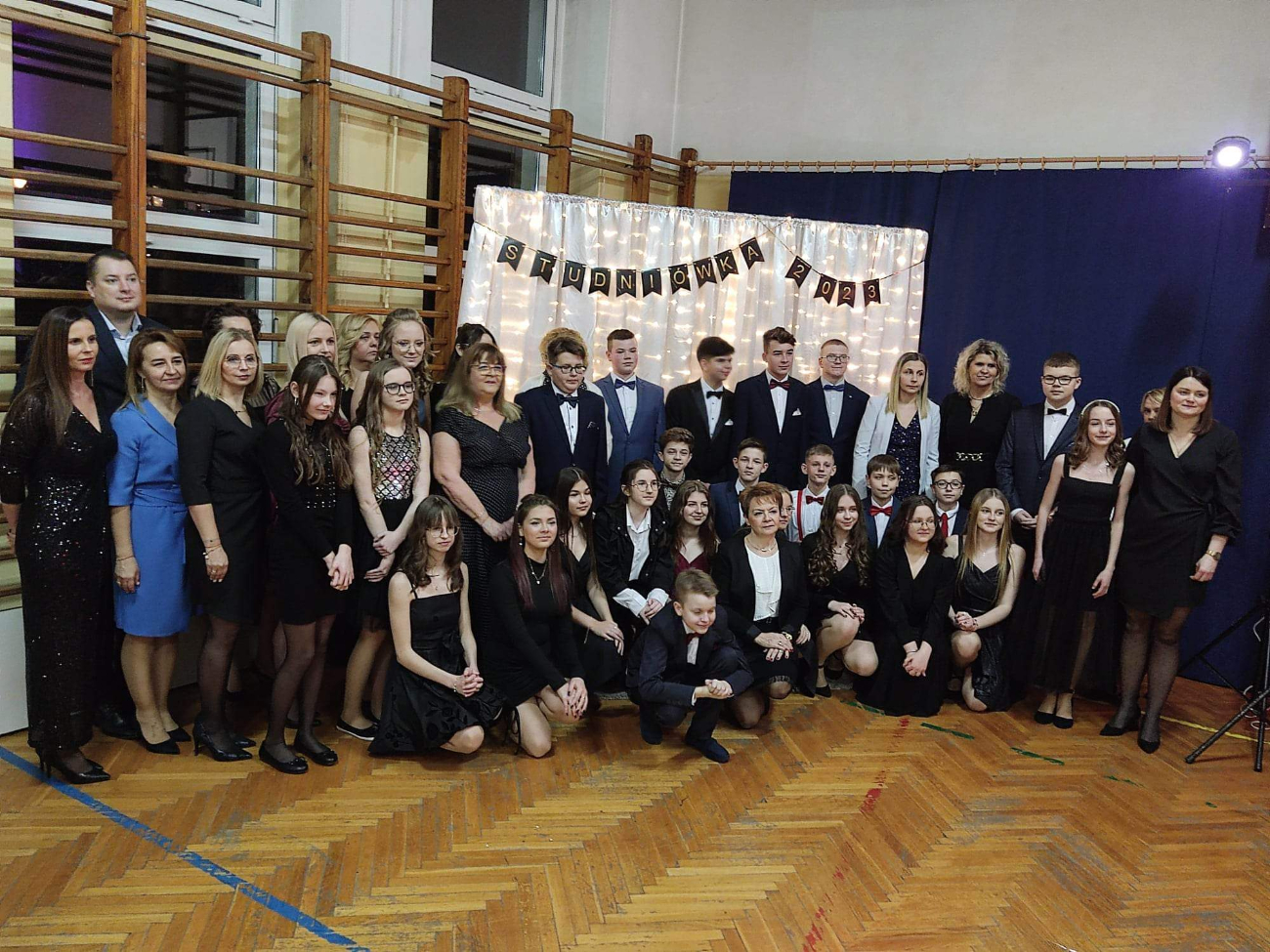 Bal klasy ósmej w Cieninie Kościelnym