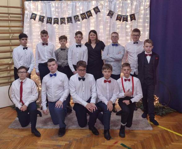 Bal klasy ósmej w Cieninie Kościelnym