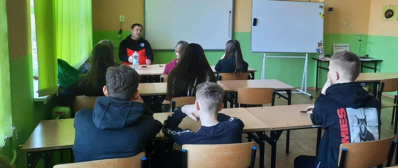 Spotkanie z ratownikiem medycznym w szkole w Drążnej