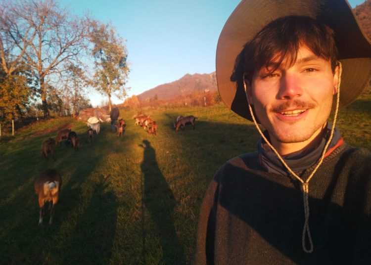 Przemierza Europę autostopem. Francuski student w Strzałkowie