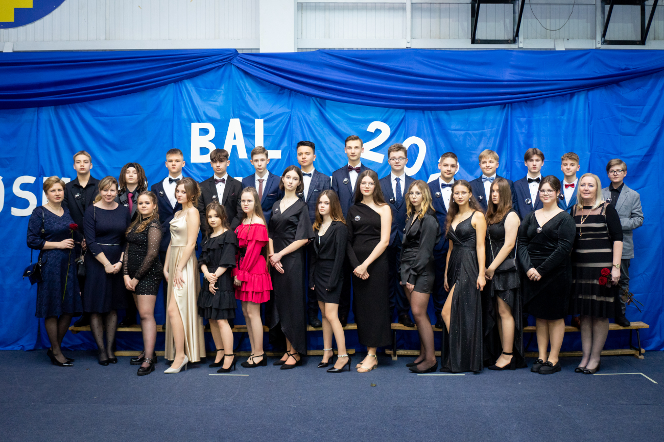 Bal Ósmoklasistów. Zobacz zdjęcia klasowe