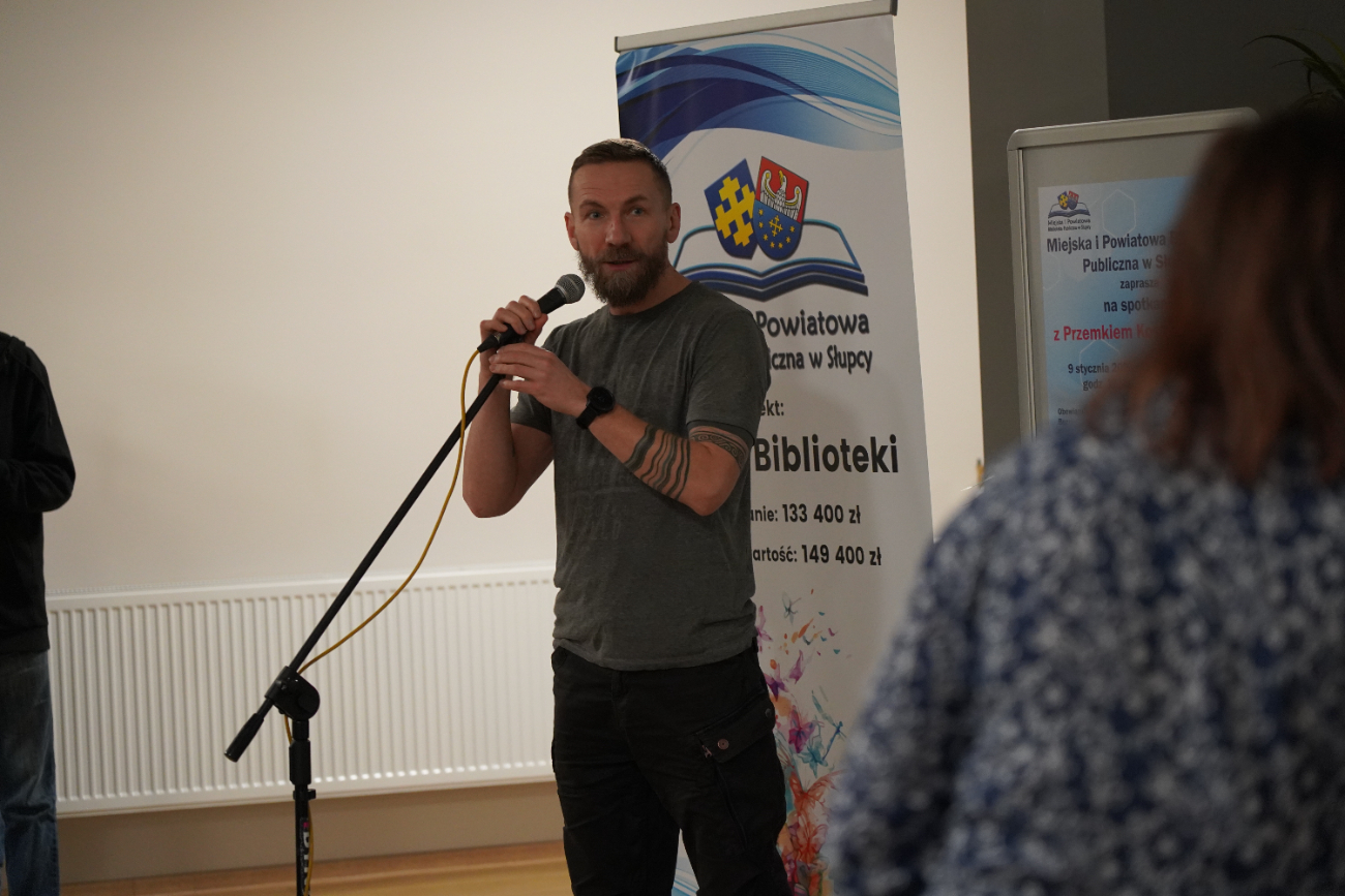 Niezwykłe historie w bibliotece. Przemek Kossakowski odwiedził Słupcę ZDJĘCIA
