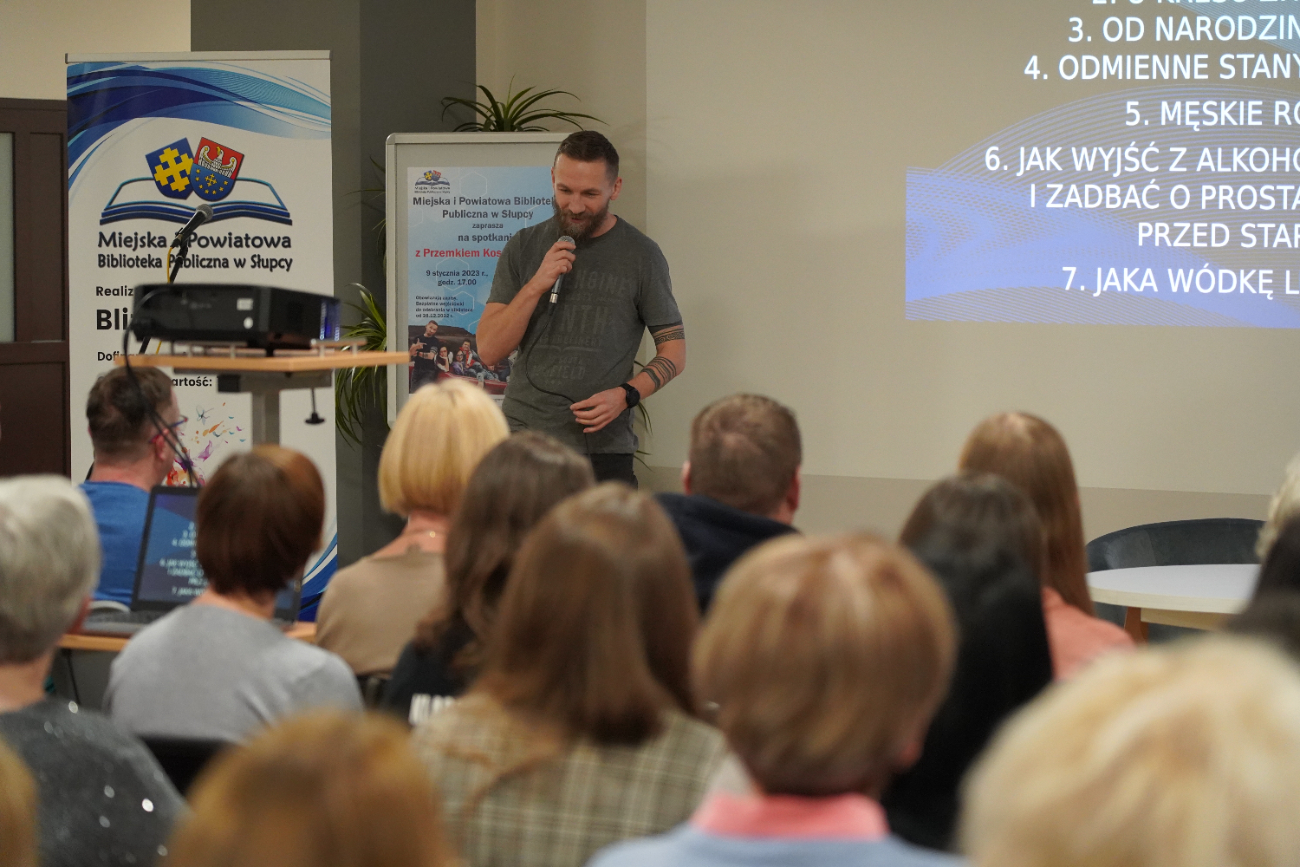 Niezwykłe historie w bibliotece. Przemek Kossakowski odwiedził Słupcę ZDJĘCIA