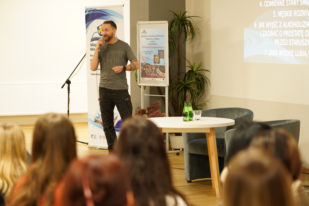 Niezwykłe historie w bibliotece. Przemek Kossakowski odwiedził Słupcę ZDJĘCIA