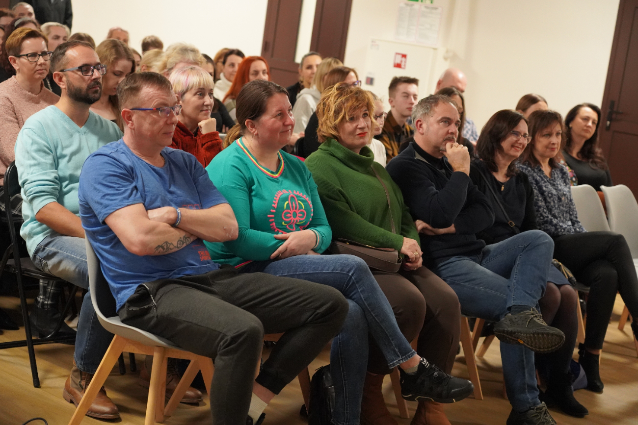 Niezwykłe historie w bibliotece. Przemek Kossakowski odwiedził Słupcę ZDJĘCIA