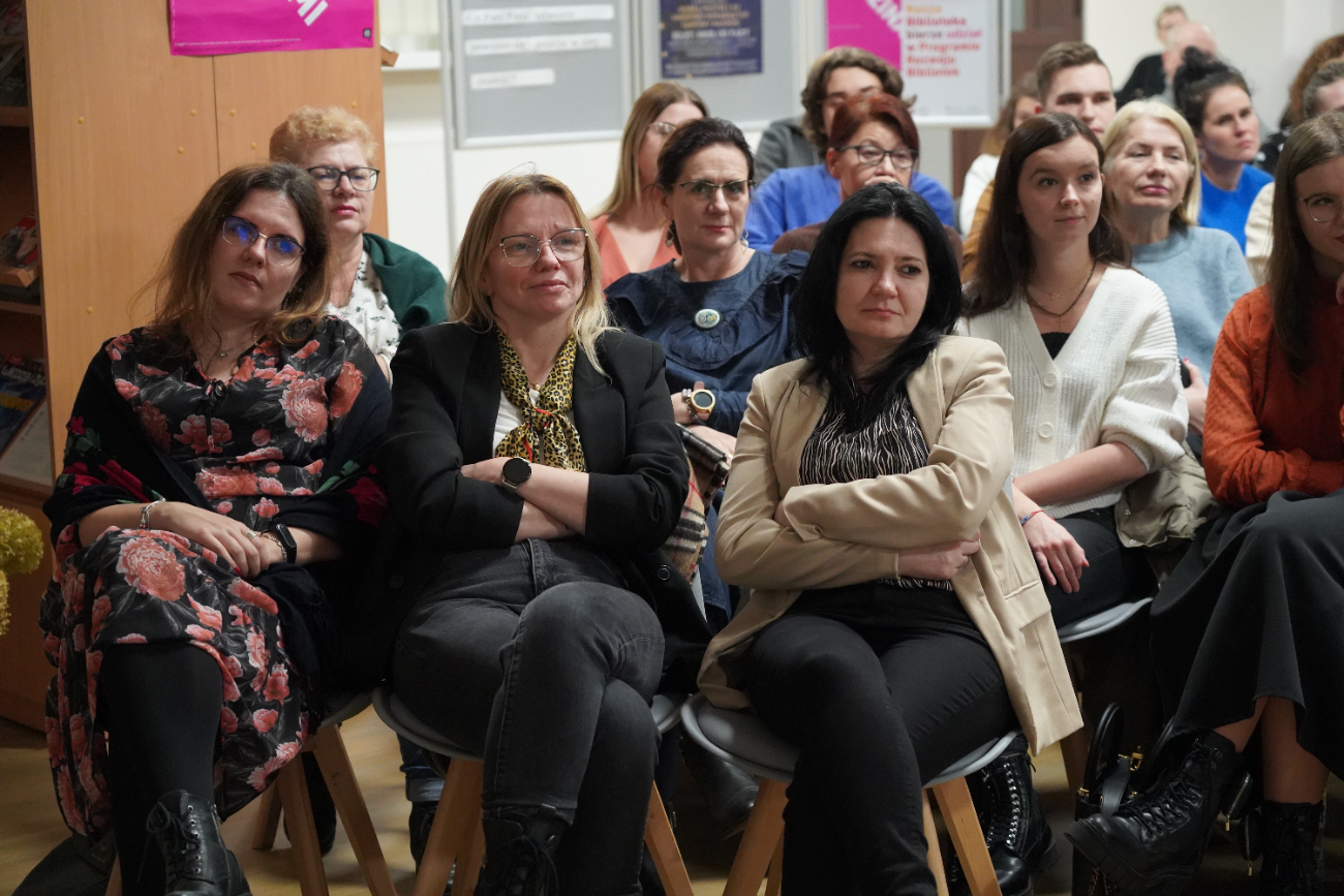 Niezwykłe historie w bibliotece. Przemek Kossakowski odwiedził Słupcę ZDJĘCIA