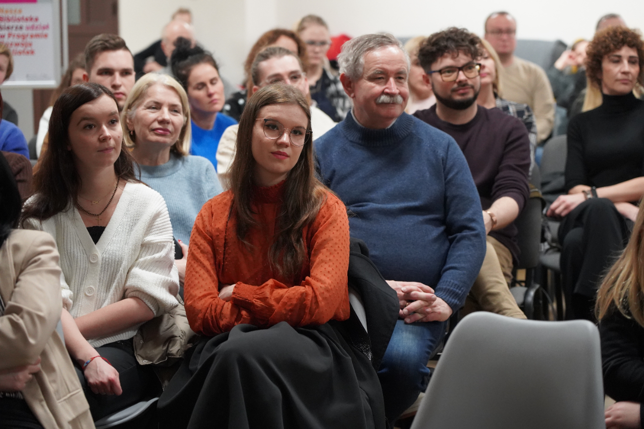 Niezwykłe historie w bibliotece. Przemek Kossakowski odwiedził Słupcę ZDJĘCIA