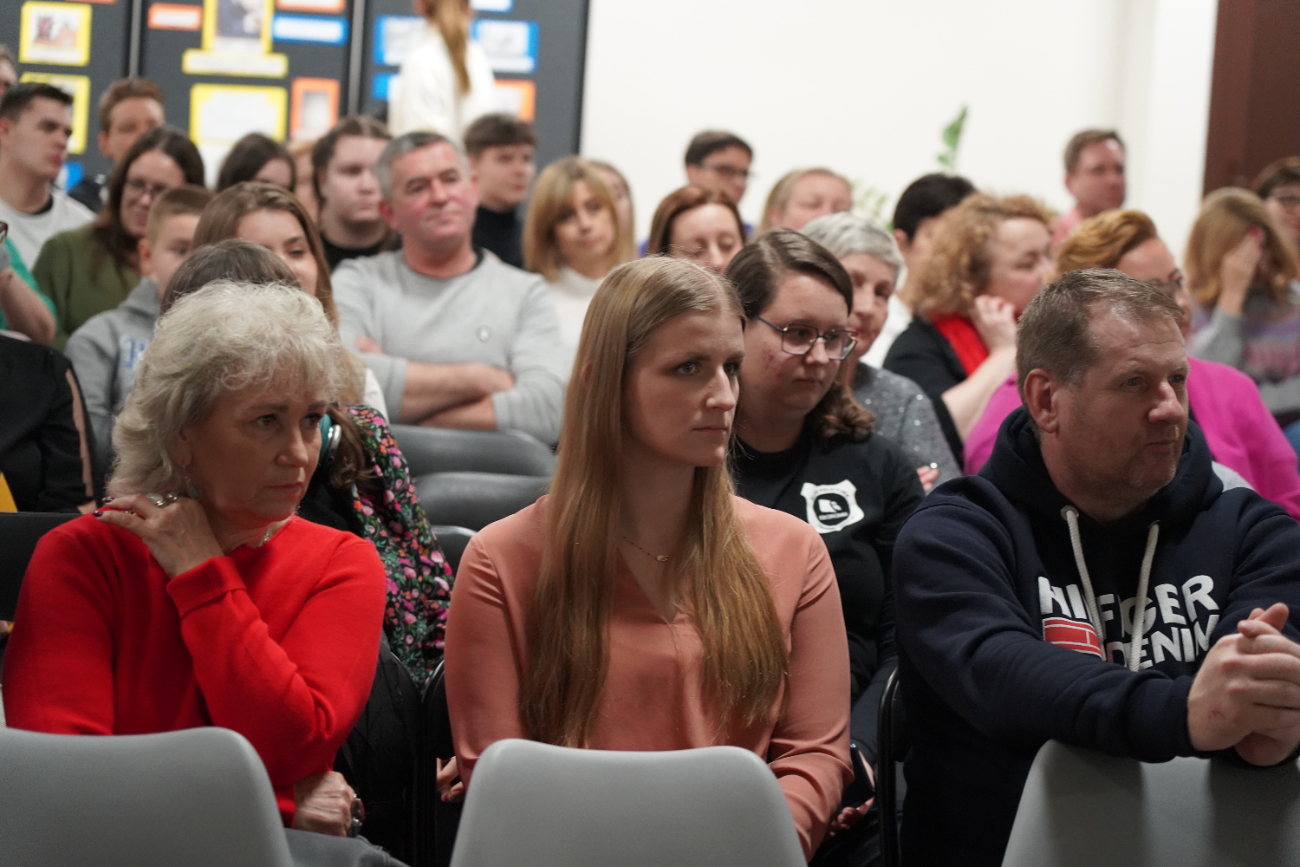 Niezwykłe historie w bibliotece. Przemek Kossakowski odwiedził Słupcę ZDJĘCIA