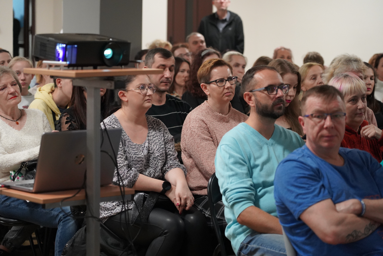 Niezwykłe historie w bibliotece. Przemek Kossakowski odwiedził Słupcę ZDJĘCIA