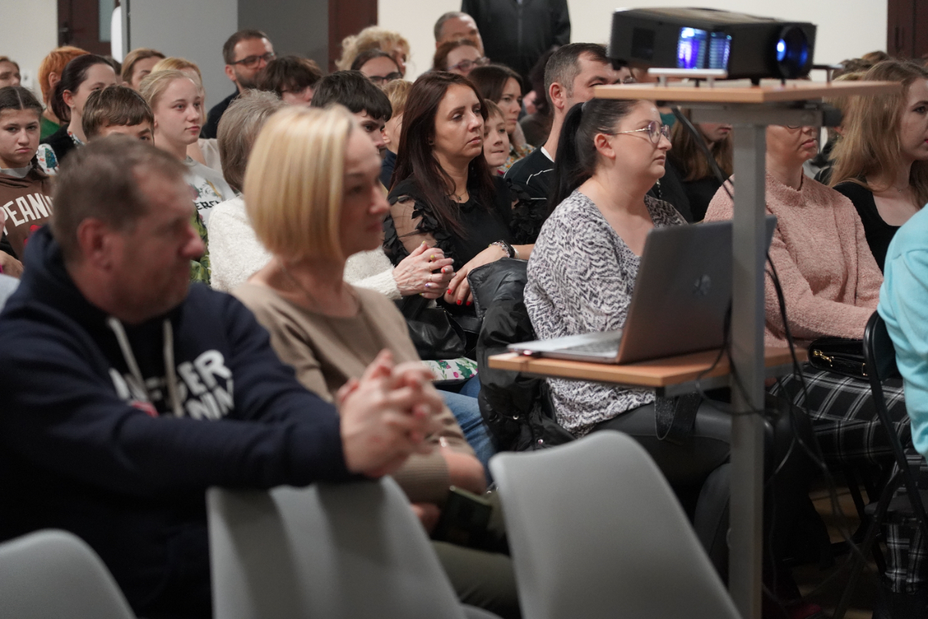 Niezwykłe historie w bibliotece. Przemek Kossakowski odwiedził Słupcę ZDJĘCIA