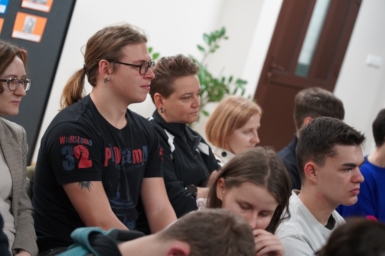 Niezwykłe historie w bibliotece. Przemek Kossakowski odwiedził Słupcę ZDJĘCIA