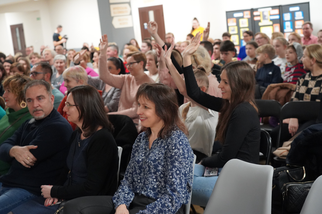 Niezwykłe historie w bibliotece. Przemek Kossakowski odwiedził Słupcę ZDJĘCIA