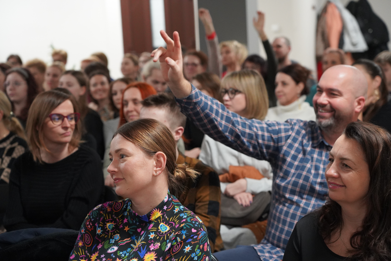 Niezwykłe historie w bibliotece. Przemek Kossakowski odwiedził Słupcę ZDJĘCIA