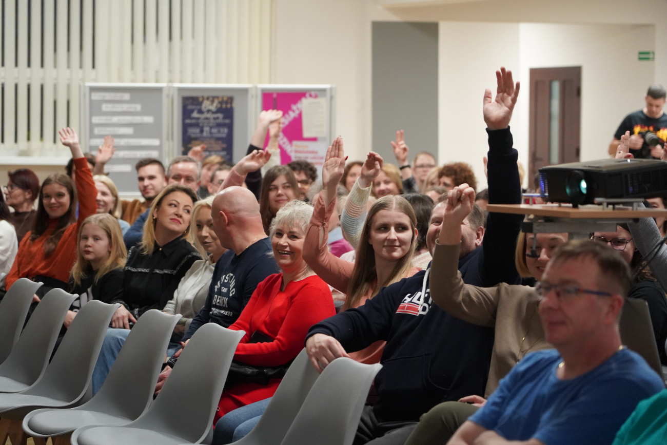 Niezwykłe historie w bibliotece. Przemek Kossakowski odwiedził Słupcę ZDJĘCIA