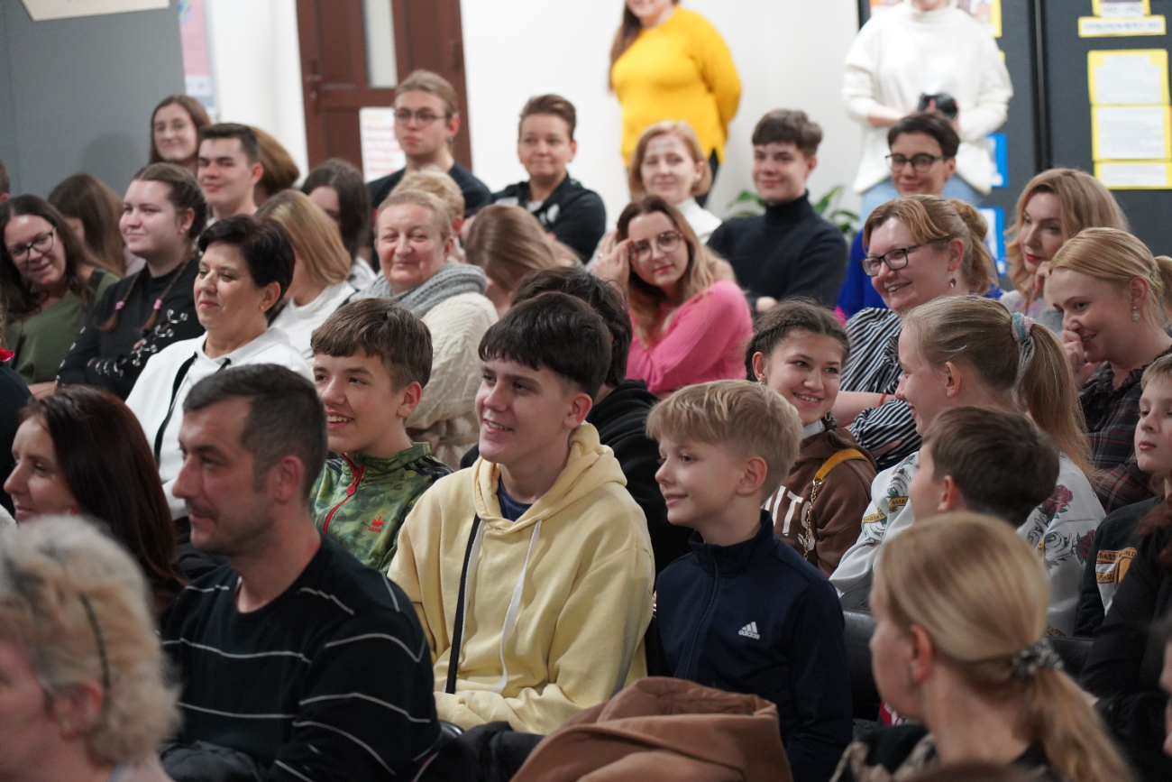 Niezwykłe historie w bibliotece. Przemek Kossakowski odwiedził Słupcę ZDJĘCIA