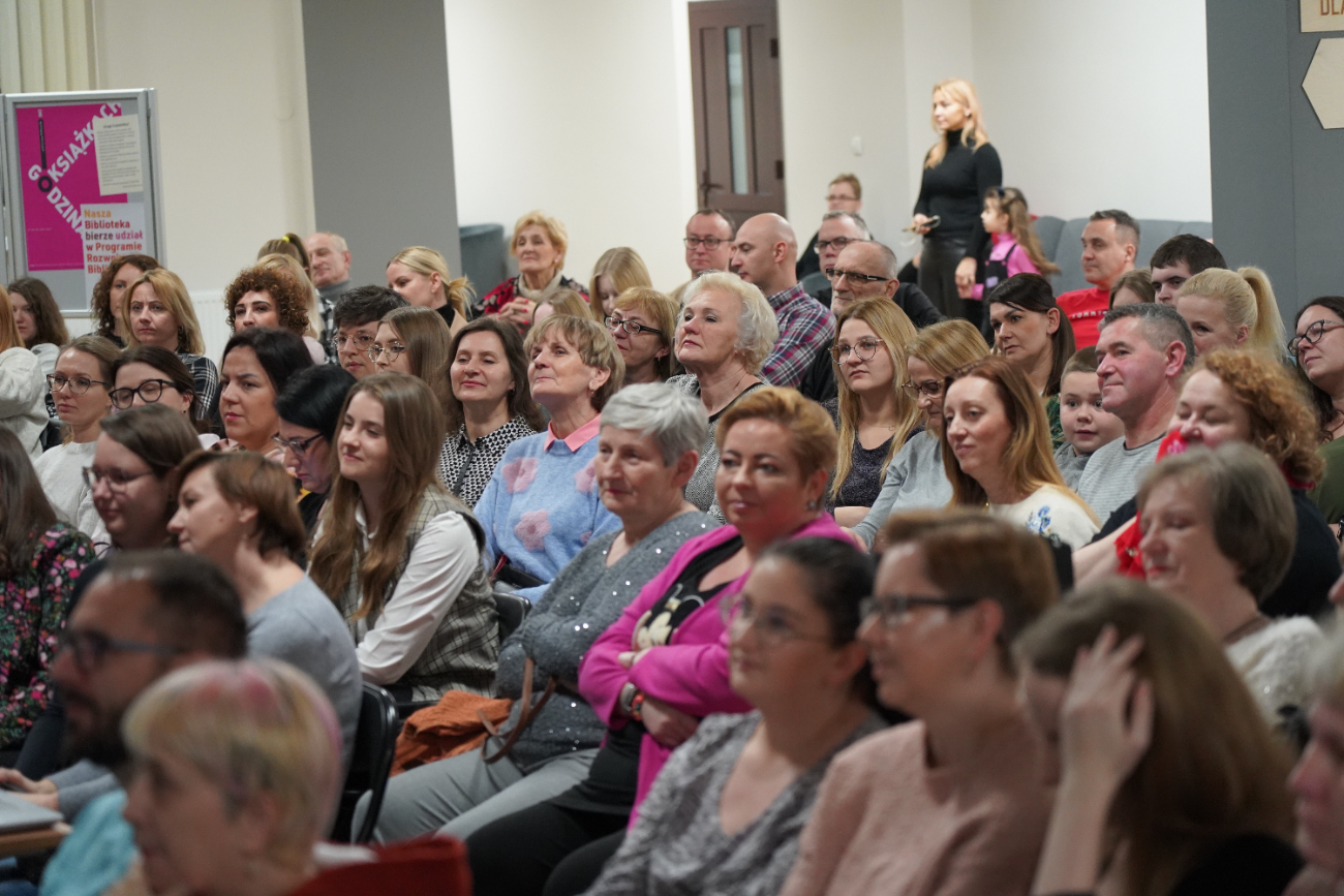 Niezwykłe historie w bibliotece. Przemek Kossakowski odwiedził Słupcę ZDJĘCIA
