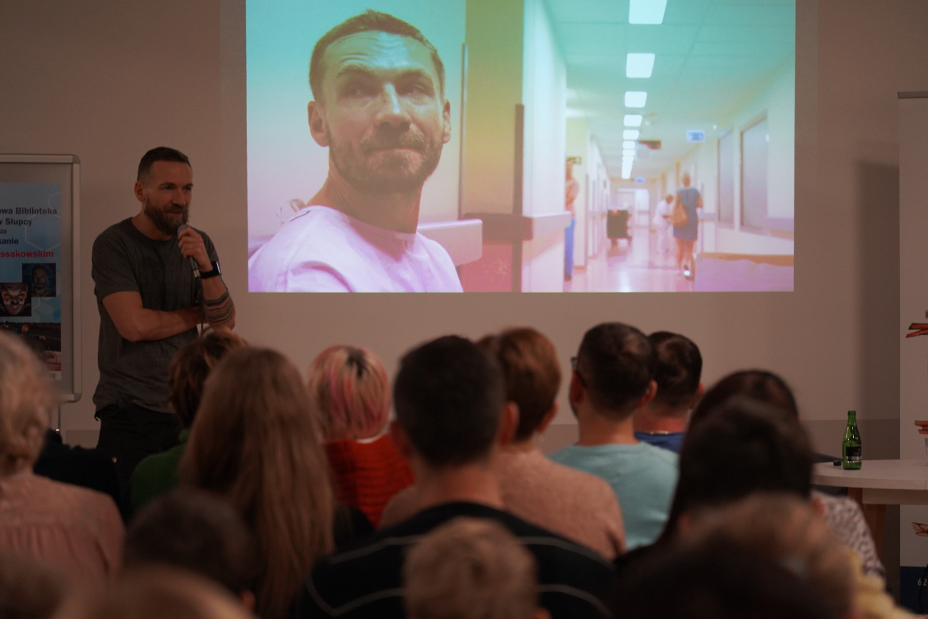 Niezwykłe historie w bibliotece. Przemek Kossakowski odwiedził Słupcę ZDJĘCIA