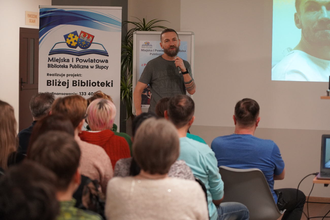 Niezwykłe historie w bibliotece. Przemek Kossakowski odwiedził Słupcę ZDJĘCIA