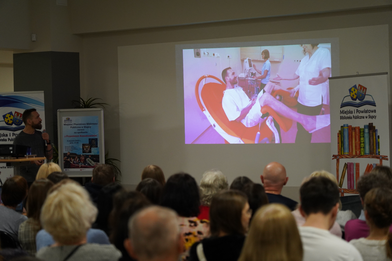 Niezwykłe historie w bibliotece. Przemek Kossakowski odwiedził Słupcę ZDJĘCIA