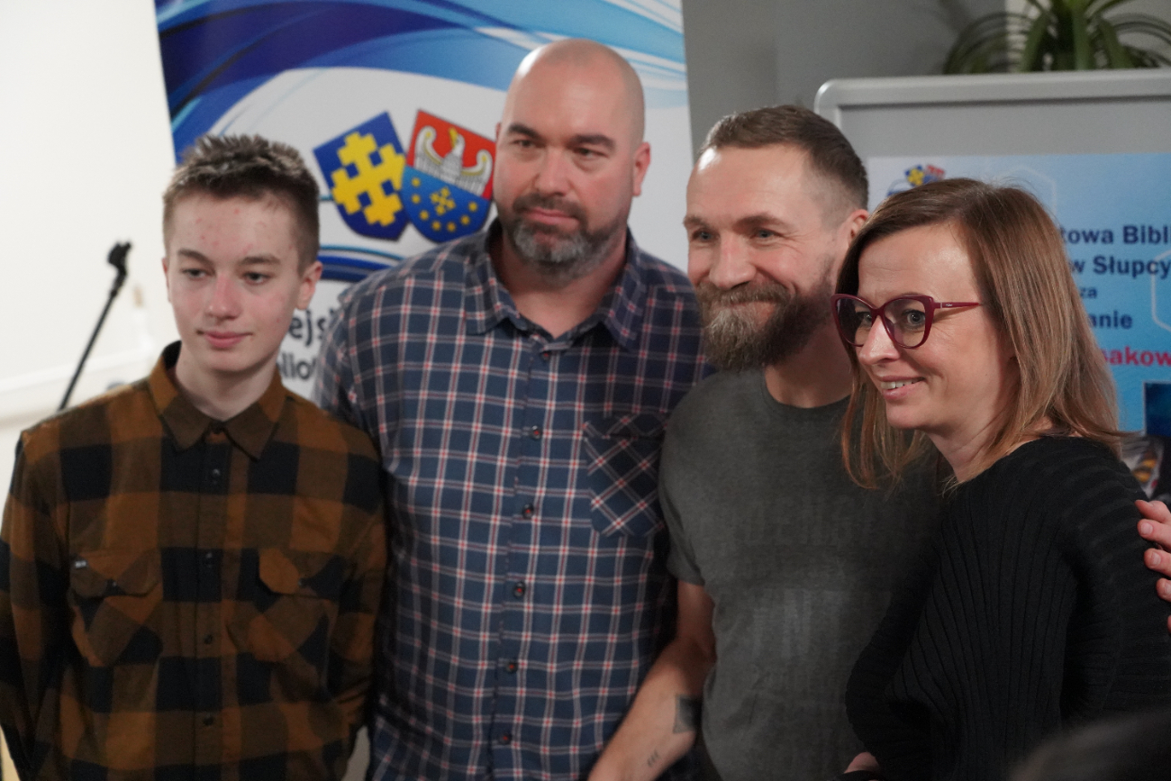 Niezwykłe historie w bibliotece. Przemek Kossakowski odwiedził Słupcę ZDJĘCIA