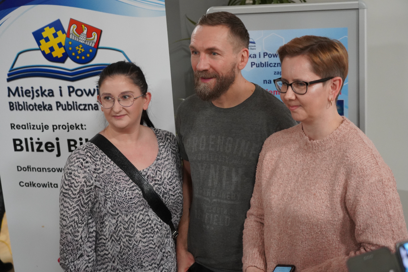 Niezwykłe historie w bibliotece. Przemek Kossakowski odwiedził Słupcę ZDJĘCIA