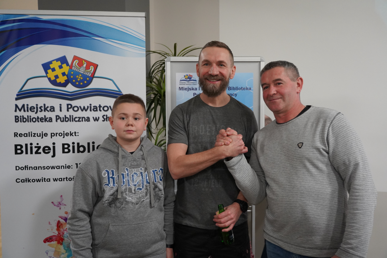 Niezwykłe historie w bibliotece. Przemek Kossakowski odwiedził Słupcę ZDJĘCIA