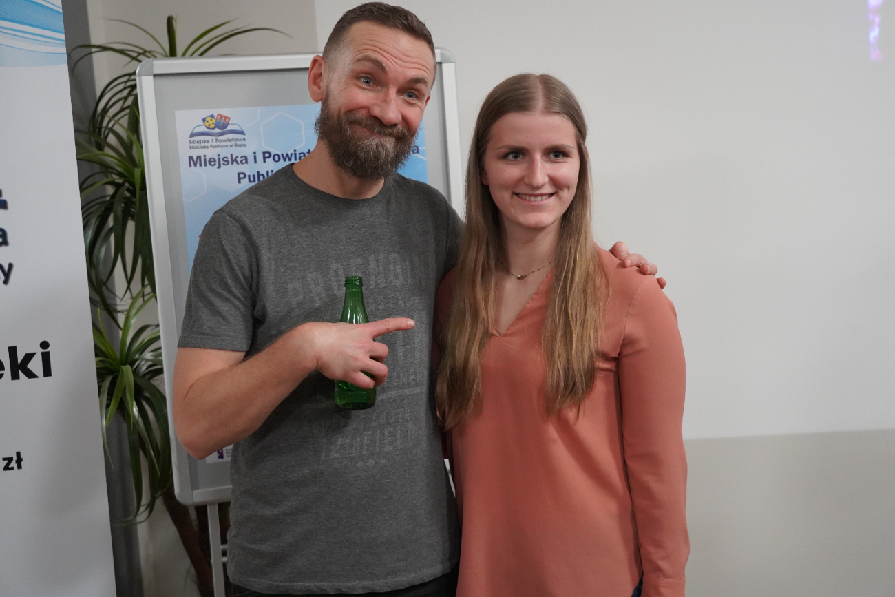 Niezwykłe historie w bibliotece. Przemek Kossakowski odwiedził Słupcę ZDJĘCIA