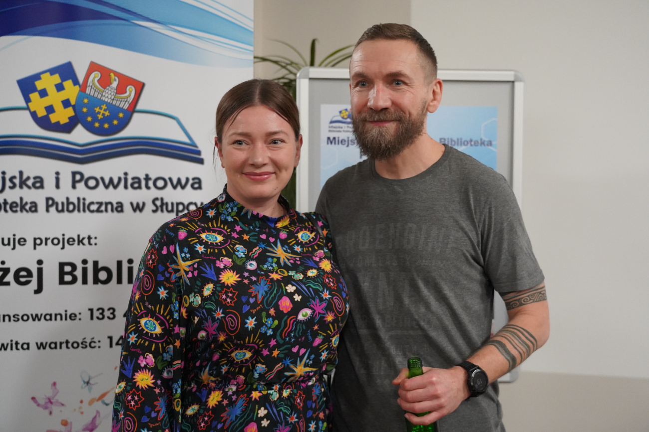 Niezwykłe historie w bibliotece. Przemek Kossakowski odwiedził Słupcę ZDJĘCIA