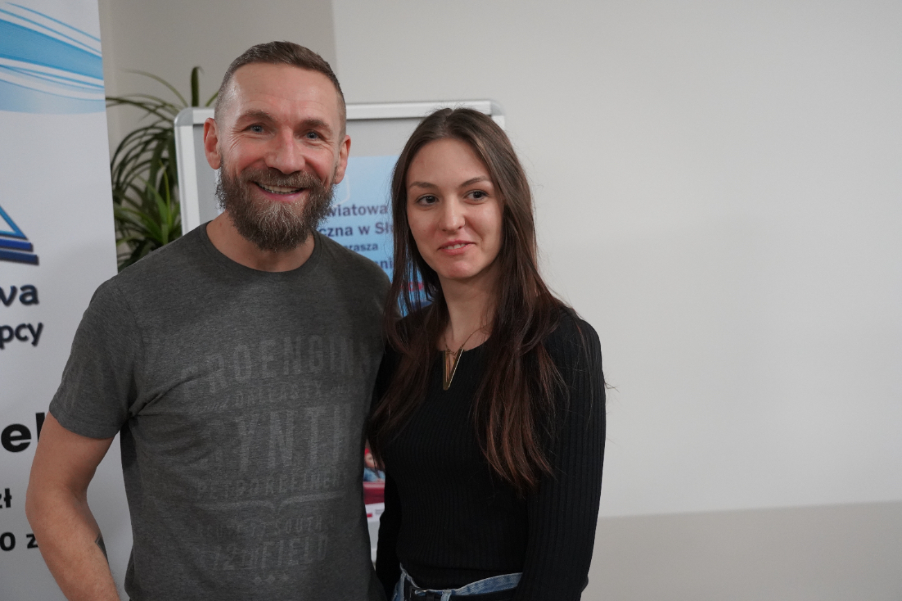 Niezwykłe historie w bibliotece. Przemek Kossakowski odwiedził Słupcę ZDJĘCIA