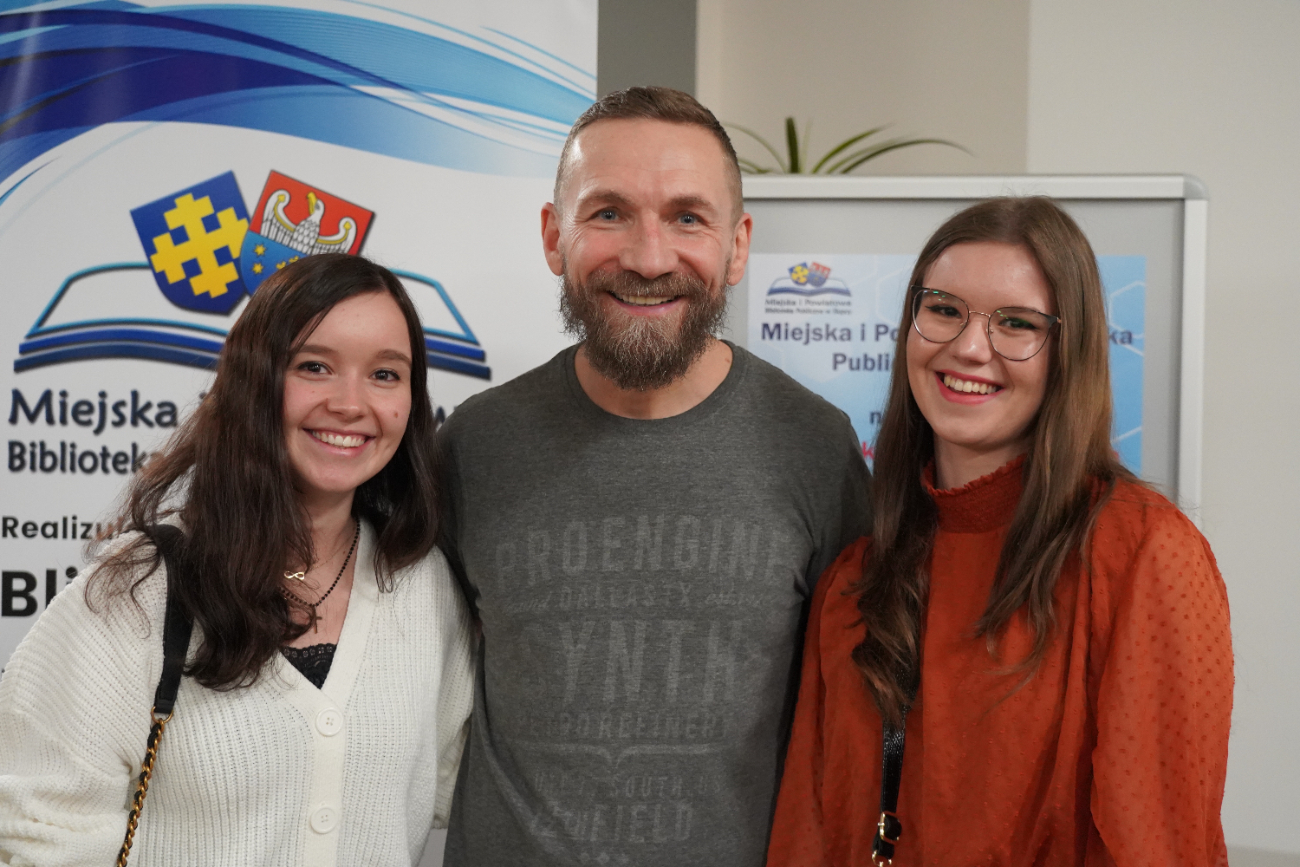 Niezwykłe historie w bibliotece. Przemek Kossakowski odwiedził Słupcę ZDJĘCIA