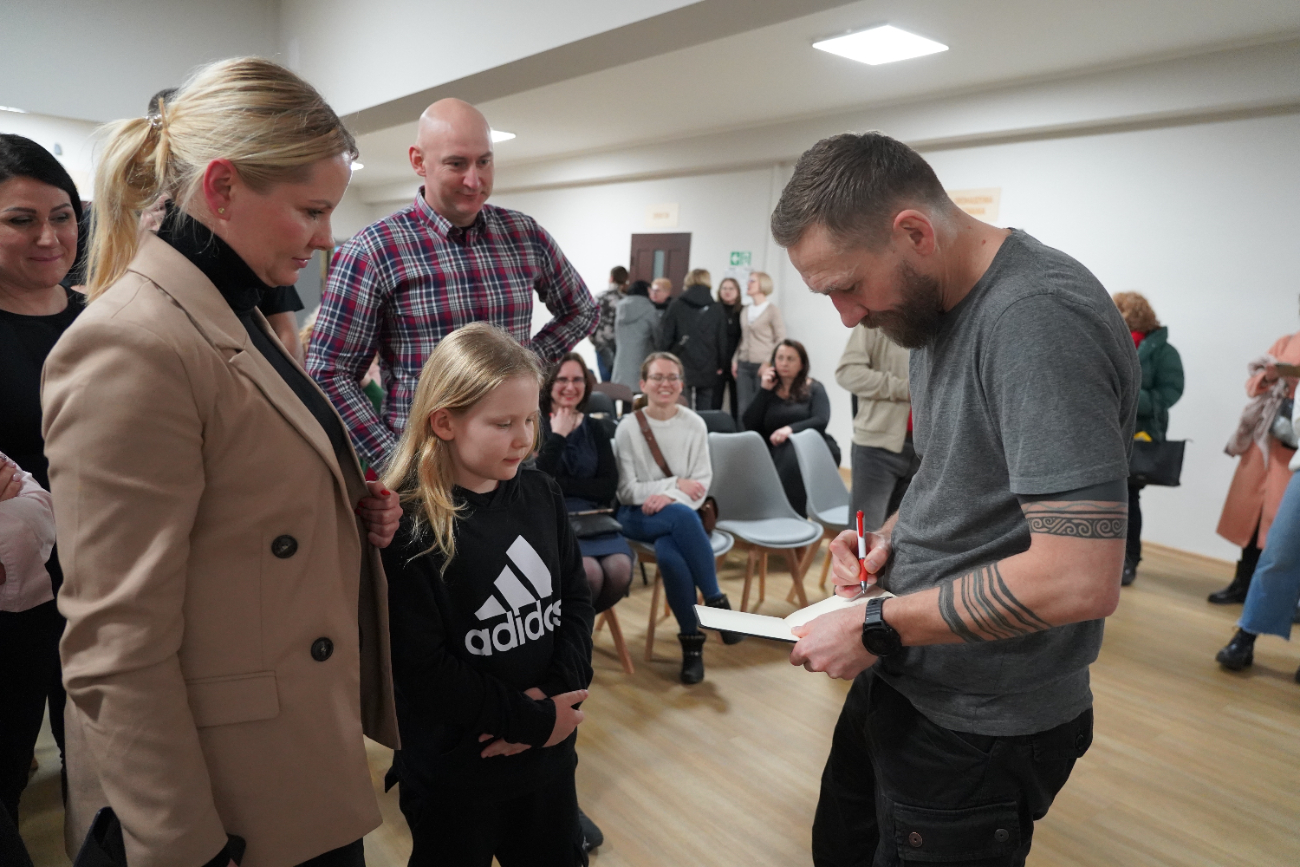 Niezwykłe historie w bibliotece. Przemek Kossakowski odwiedził Słupcę ZDJĘCIA